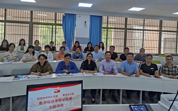 会议室里的人们描述已自动生成